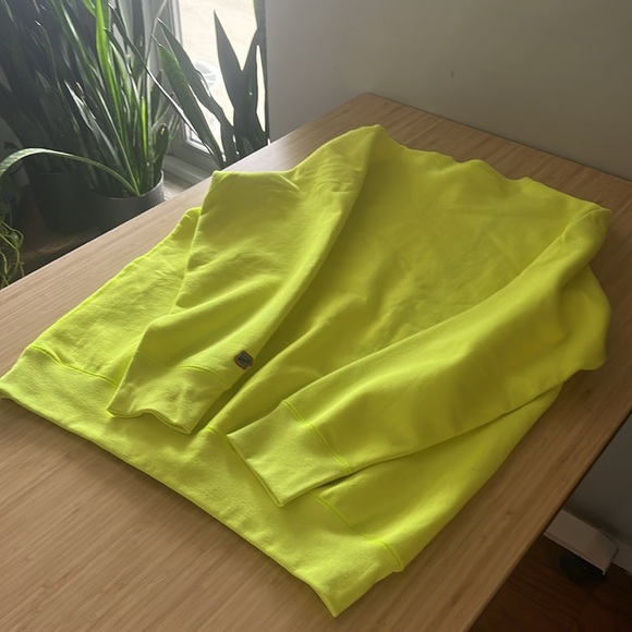 Brand  new with tags undefeated pull over sweat shirt in neon yellow - Picture 4 of 15